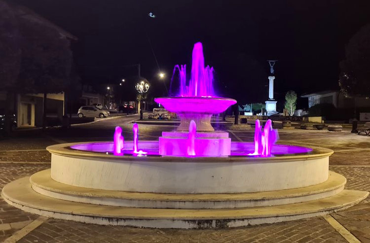La fontana di Lecce nei Marsi si colora di rosa in omaggio al Giro d'Italia