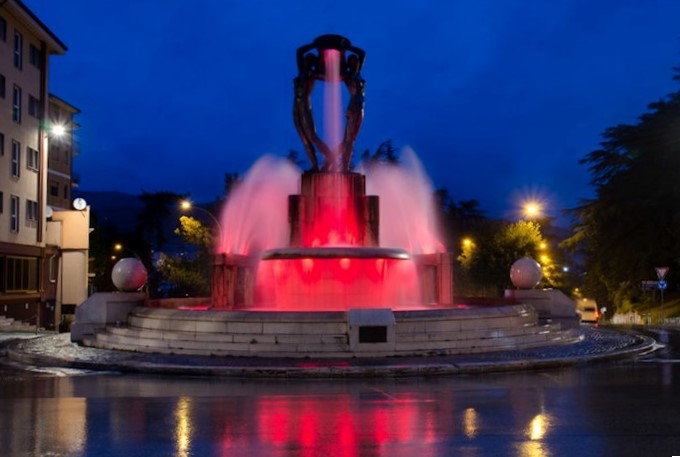 Domani la Fontana Luminosa in rosso per la Giornata mondiale della Sclerosi Multipla