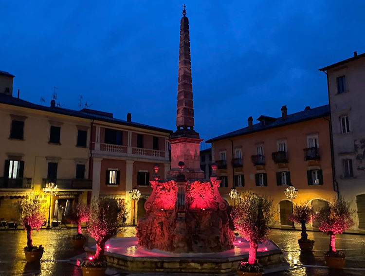 La fontana dell'Obelisco di Tagliacozzo illuminata di rosa in omaggio al Giro d'Italia