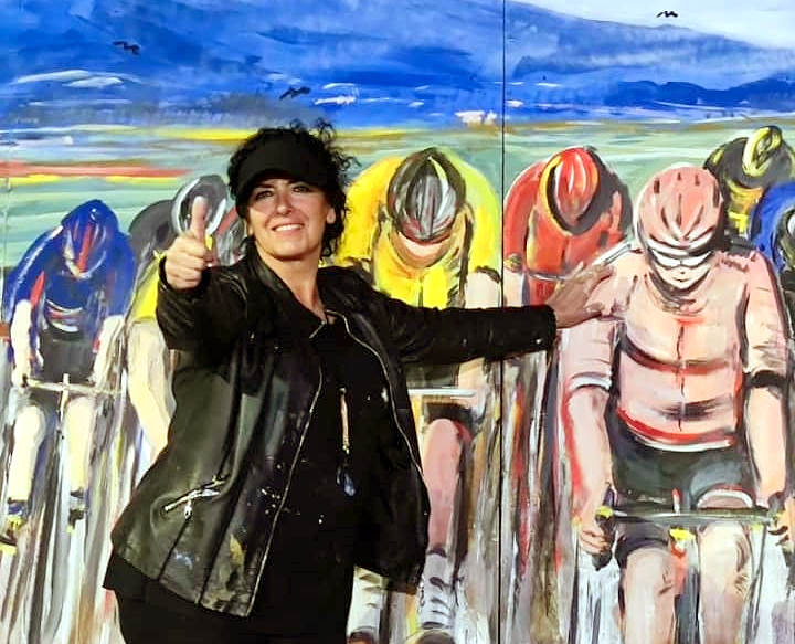 Il grande murale di Graziella Gagliardi per il Giro d'Italia ad Avezzano