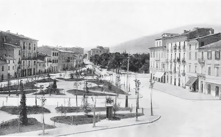 La piazza e i giardini visti dal Castello Orsini di Avezzano prima del terremoto 1915