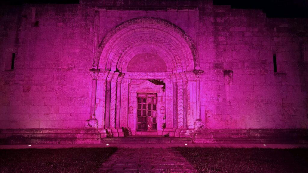 L'antico portale della chiesa di Santa Sabina, a San Benedetto dei Marsi, si illumina di rosa in onore del Giro d'Italia