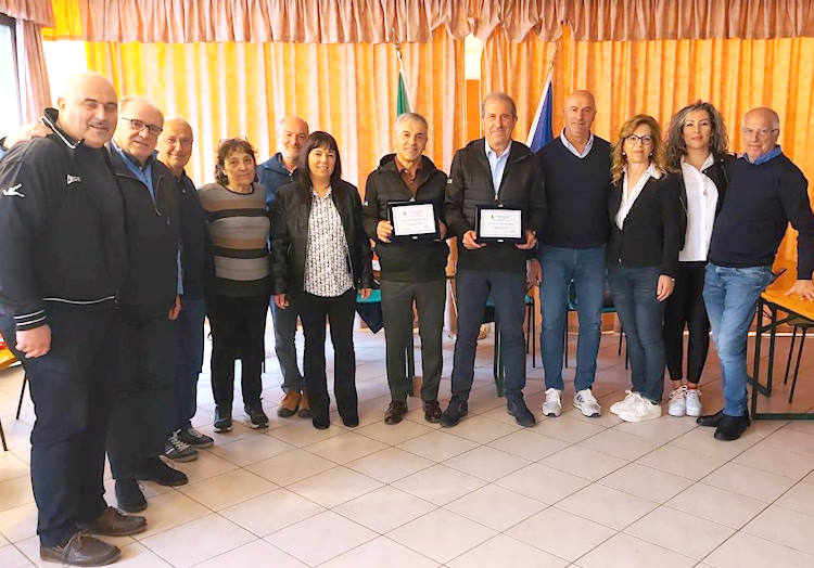 Maurizio Mari e Roberto Vitale dell'Avis di Sante Marie ricevono il riconoscimento "Altum Sanctae Mariae" per il loro impegno come donatori