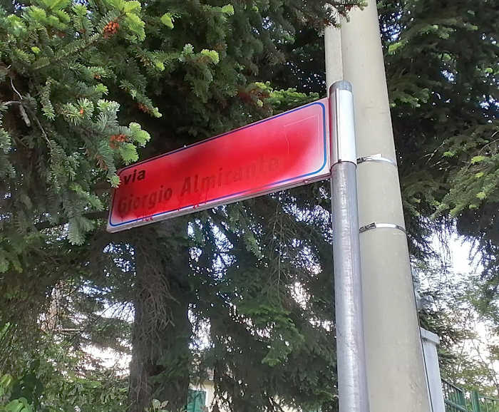 Ricoperta di vernice rossa la targa di via Giorgio Almirante a Tagliacozzo