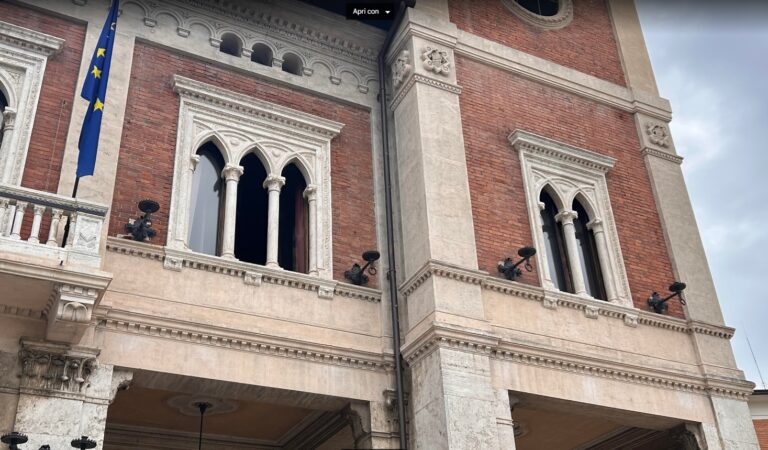 I Candelabri d'epoca tornano a illuminare il Palazzo Municipale di Avezzano
