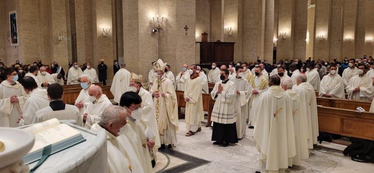 Messa Crismale del Vescovo Massaro e concelebrata dai sacerdoti della diocesi nella Cattedrale di Avezzano|||||