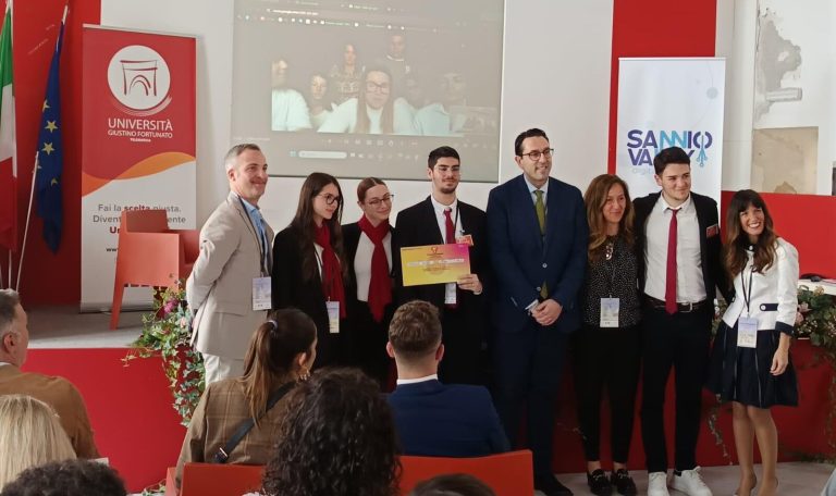 Gli studenti premiati accompagnati dalla vicaria della Dirigente Scolastica