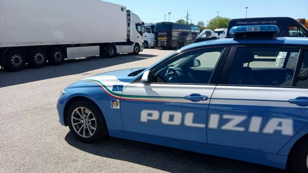 Presunti scambi di favore tra poliziotti e aziende di trasporto: in 13 davanti al Gup