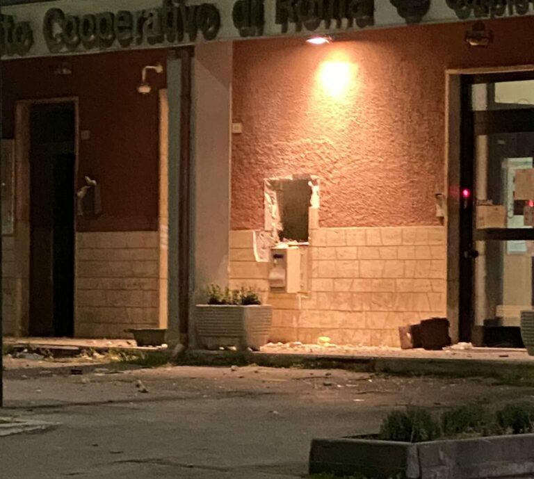 Fanno esplodere il bancomat