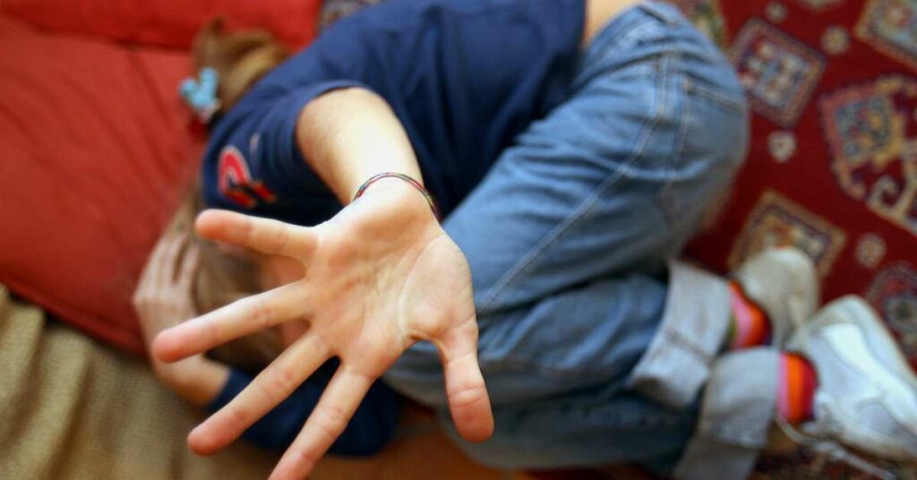 Trentenne adesca un bambino con dei regalini e abusa di lui|