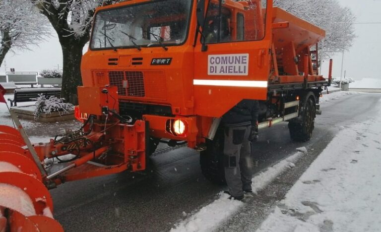 Mezzi antineve operativi ad Aielli. Di Natale: "sconsigliato mettersi alla guida"
