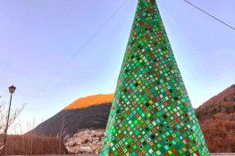 L'albero di Natale all'uncinetto di Pescocanale al terzo posto del contest social dell'Abruzzese fuori sede