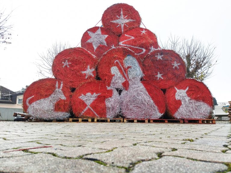 Tornano ad Aielli gli alberi di Natale fatti di rotoballe compresi di presepe