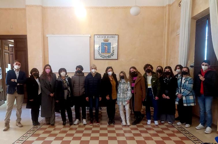 Alunni meritevoli del Liceo "Croce" ricevuti nel Municipio di Avezzano da Nello Simonelli e Patrizia Gallese|||