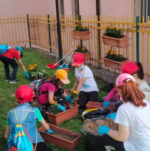 I bambini della primaria di Canistro ripuliscono l'area attorno alla scuola e piantano fiori