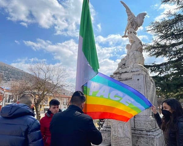 Bandiera della Pace sul monumento ai caduti