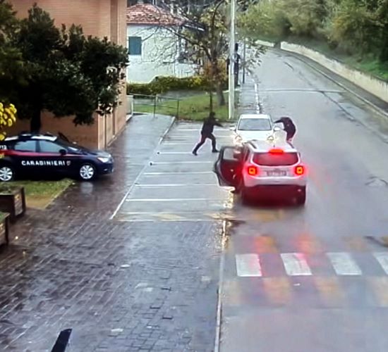 Si preparano a rapinare un ufficio postale