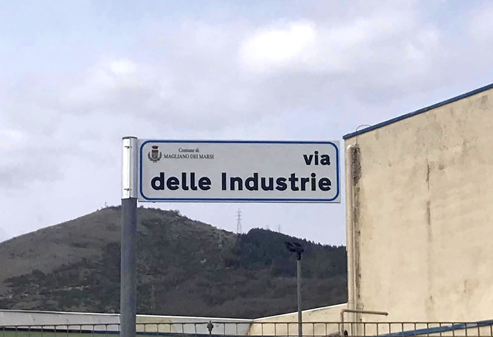 Nuova segnaletica con nome strada nel nucleo industriale di Magliano de' Marsi