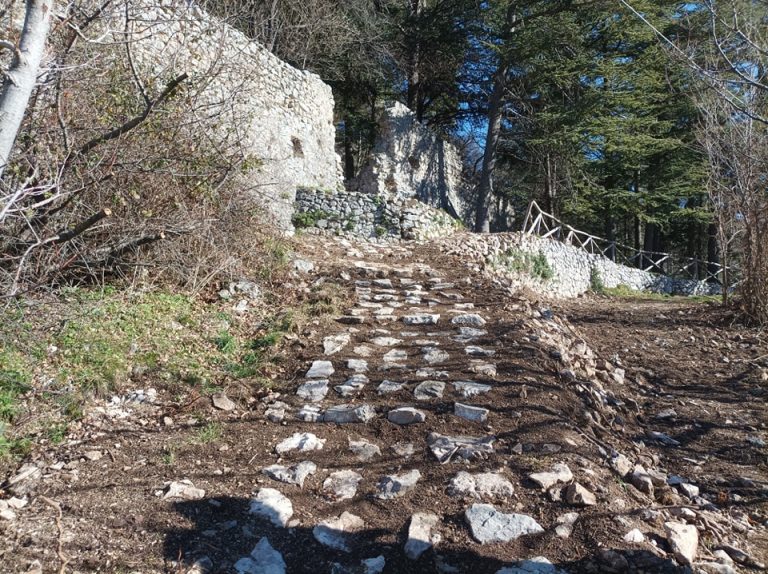 Quasi ultimati i lavori per la sistemazione della strada di ingresso al Castello di Colli di Monte Bove che diventerà visitabile|||