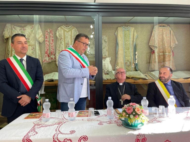 Presentazione del libro del vescovo Enrico dal Covolo: cresce il patto di amicizia tra Cerchio e Anagni|||||||||
