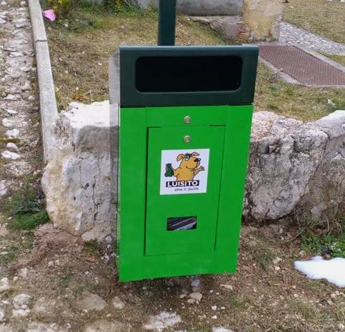 Installati a Ovindoli nuovi cestini per le deiezioni canine: "non vanno usati per gettare qualsiasi tipo di rifiuto"