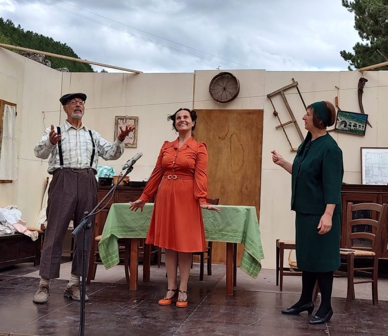 Successo della commedia dialettale "J cor nn s c'mnanna" nello splendido borgo di Gioia Vecchio||