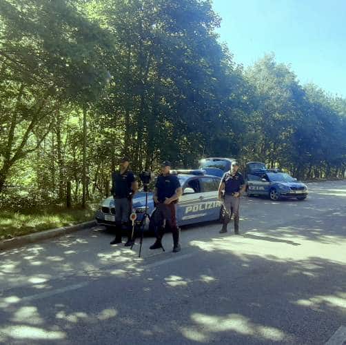 Contrasto all'alta velocità in moto: controlli di Polizia con Telelaser sulle strade di montagna
