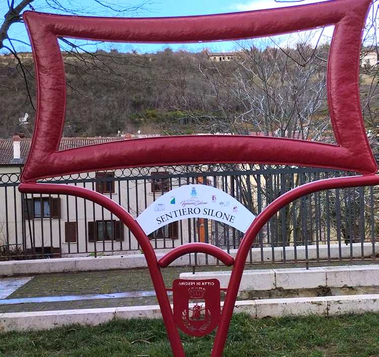 Presentata dal CAI la cornice che segna l'inizio del Sentiero Silone a Pescina