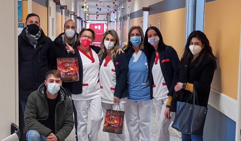 I ragazzi di Nazione Futura Avezzano donano calze della befana a bambini e personale medico sanitario del reparto di Pediatria dell'Ospedale