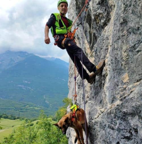 Diego Antonucci e il suo cane dell'unità cinofila del Soccorso Alpino e Speleologico Abruzzese ottengono il brevetto per la ricerca di dispersi