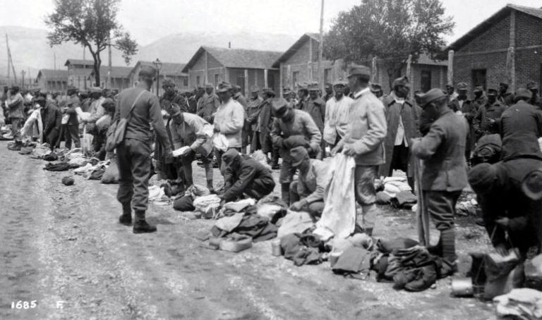 La distribuzione di indumenti ai prigionieri del Campo di Concentramento di Avezzano nel 1918|