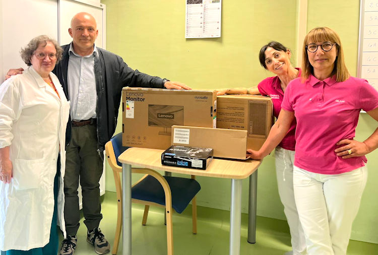 L'associazione "360° solidale" dona un PC al reparto Pediatria dell'ospedale dell'Aquila
