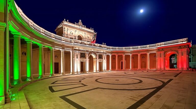 L'Abruzzo celebra il Giorno del Ricordo: Palazzo dell'Emiciclo illuminato con il tricolore e bandiere a mezz'asta