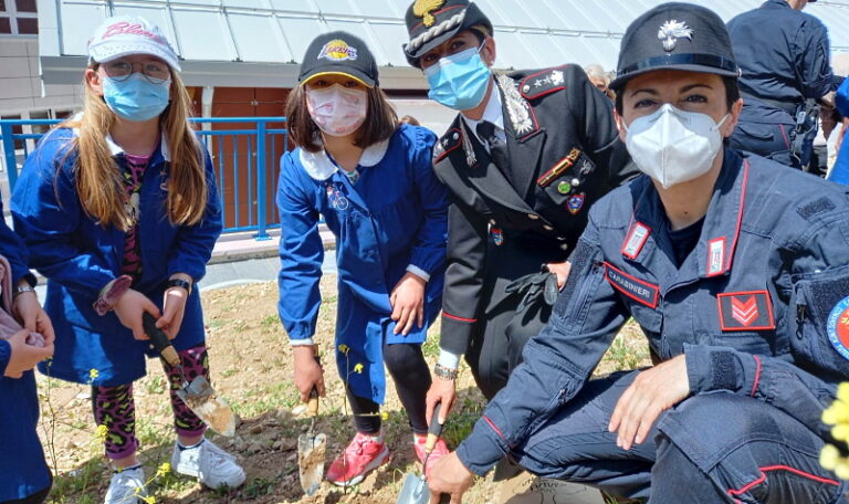 Un albero per il futuro: i Carabinieri Forestali incontrano gli alunni della scuola Mariele Ventre dell'Aquila