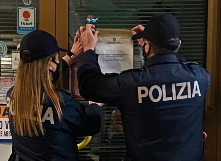 Alla vista dei poliziotti scatta il fuggi fuggi generale degli avventori di un bar cittadino. Attività chiusa e sanzioni
