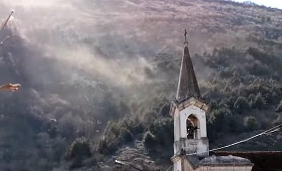 Sulla montagna di Villa San Sebastiano sembra ci sia del fumo
