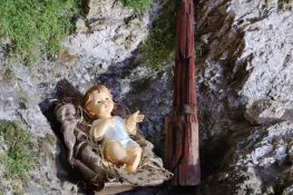 Gesù bambino nella Grotta di San Benedetto sul Monte Velino
