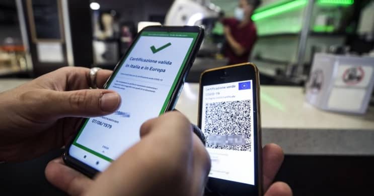 Utilizza il green pass di un amico in autogrill: denunciato dalla Polizia di Stato
