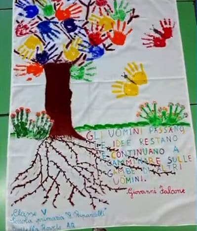 Il lenzuolo realizzato dai bambini di Civitella Roveto a Palermo per celebrare il 30° anniversario delle stragi di Capaci e via D'Amelio