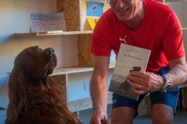Il cane Artù dona il suo libro alla biblioteca della Pinguino Nuoto