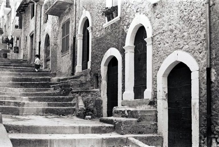 Uno scorcio di Luco dei Marsi in uno splendido scatto del grande fotografo Pepi Merisio