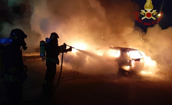 Attentano incendiario nella notte a Celano: esplodono le auto di due imprenditori