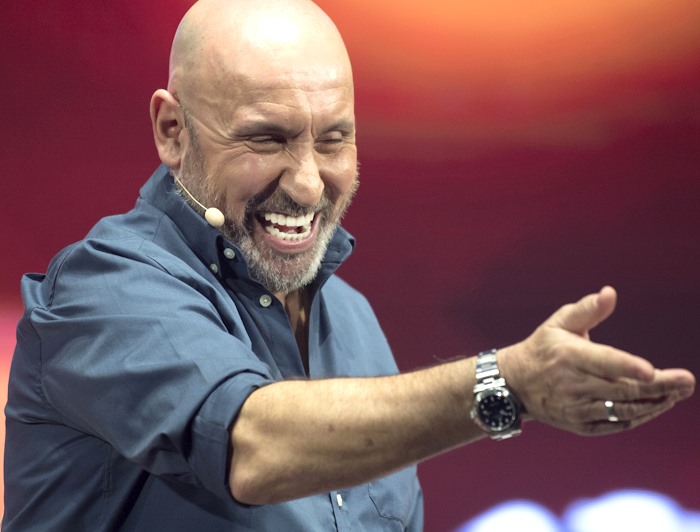 Maurizio Battista con il nuovo spettacolo "Ai miei tempi non era così…"