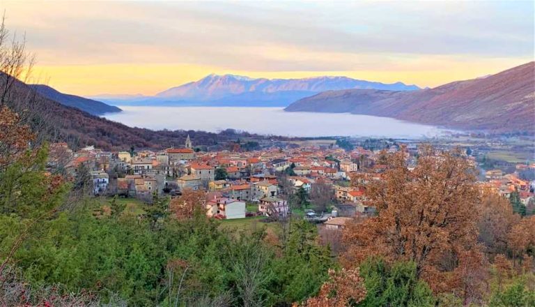 La nebbia restituisce la suggestione del perduto Lago del Fucino