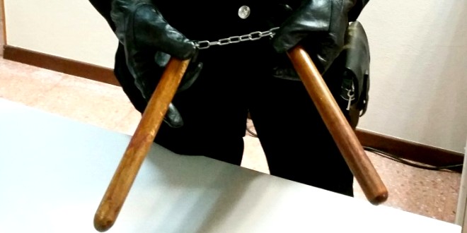 Minaccia i passanti con un nunchaku