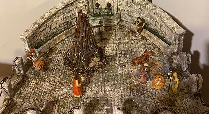 La piazza del borgo di Opi riprodotta in un presepe