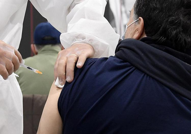 Da oggi anche gli over 50 possono prenotarsi per il vaccino anti Covid|Campagna vaccinale di prossimità