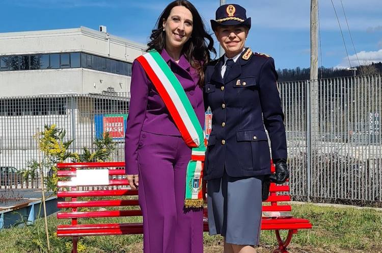 Inaugurata la panchina rossa presso la sottosezione della Polizia Stradale di Carsoli|||