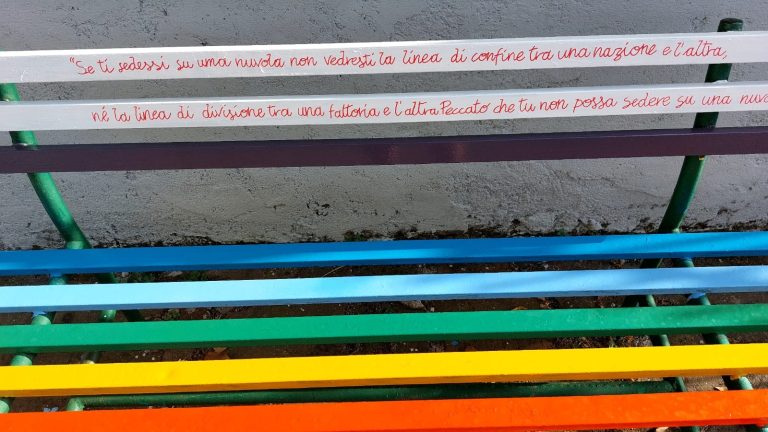 Panchine arcobaleno a Pescocanale per diffondere messaggi di pace||
