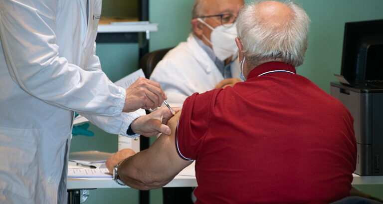 Un milione e mezzo di dosi di vaccino Pfizer in distribuzione alle Regioni entro domani